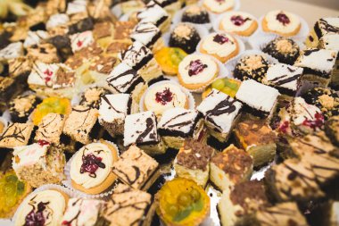 Enfes ve lezzetli bir tatlı masası ve resepsiyonda kapkek fotoğrafları.