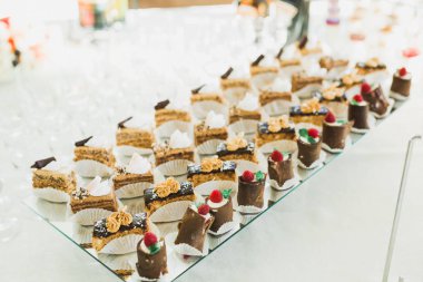 Bir büfe üzerinde pişmiş tatlı çeşitleri