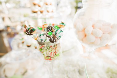 Düğün şekeri büfesinde lezzetli tatlılar, tatlılar, kekler.