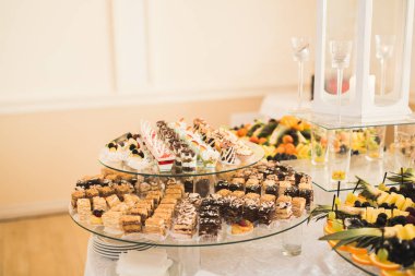 Düğün şekeri büfesinde lezzetli tatlılar, tatlılar, kekler.