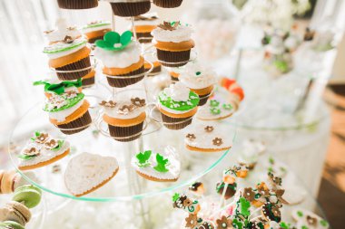 Enfes ve lezzetli bir tatlı masası ve resepsiyonda kapkek fotoğrafları.