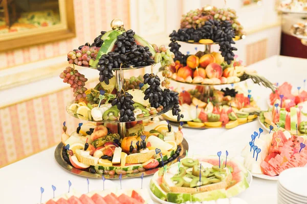Köstliche und leckere Desserttafel mit Cupcakes Aufnahmen an der Rezeption Nahaufnahme — Stockfoto