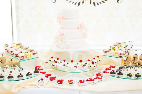 Délicieux bonbons sur un buffet de bonbons de mariage avec desserts, cupcakes — Photo