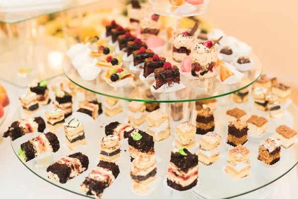 Verschiedene Arten von gebackenen Süßigkeiten auf einem Buffet — Stockfoto