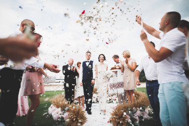 Lüks evli çift, gelin ve damat eski şehirde poz veriyor.