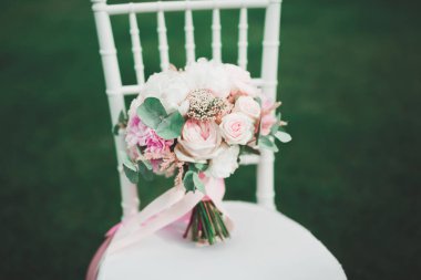 Farklı çiçeklerle güzel bir düğün buketi, güller