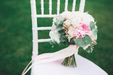 Farklı çiçeklerden oluşan lüks bir düğün buketi.