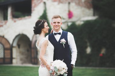 Mükemmel bir çift gelin ve damat düğün günlerinde poz verip öpüşürler.