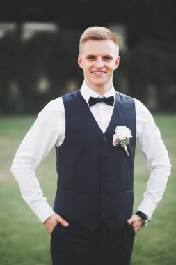 Arka planda izole edilmiş bir şekilde gülümseyen genç adamın portresi.