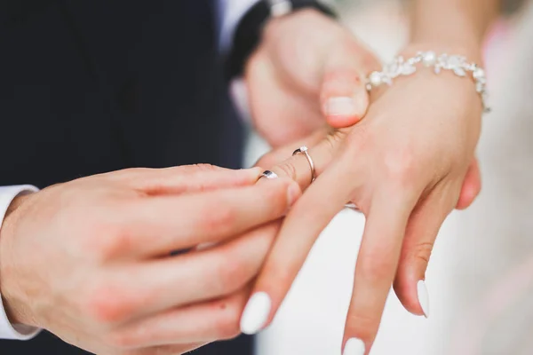 Nevěsta a ženich si vyměňují snubní prsteny. Stylový pár oficiální obřad — Stock fotografie
