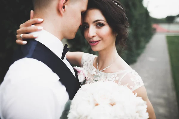 Şık Bir Çift Yeni Evliler Düğün Günlerinde Ellerinde Buketle Parkta — Stok fotoğraf