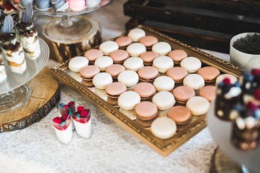 Fransız tatlı rengarenk badem kurabiyesi arka planı, kapatın.