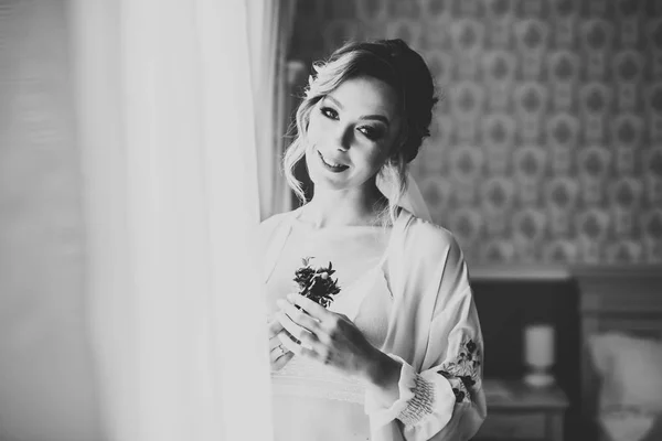 Portrait of beautiful bride with fashion veil at wedding morning — Stock Photo, Image