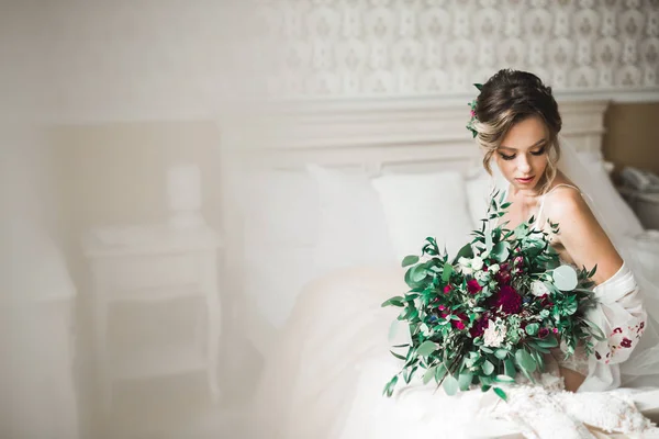 Porträtt av vacker brud med mode slöja på bröllopsmorgonen — Stockfoto