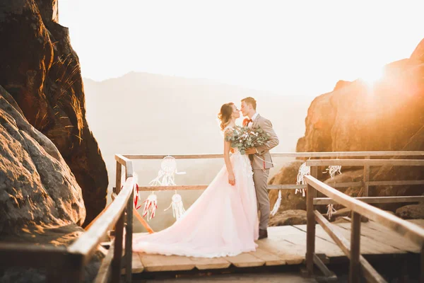 Hermosa novia hermosa posando para el novio y divertirse, ceremonia de lujo en las montañas con una vista increíble, espacio para el texto, pareja de boda —  Fotos de Stock