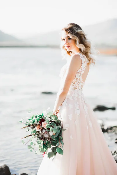 Mooie mode bruid in trouwjurk poseren in de buurt van rivier — Stockfoto