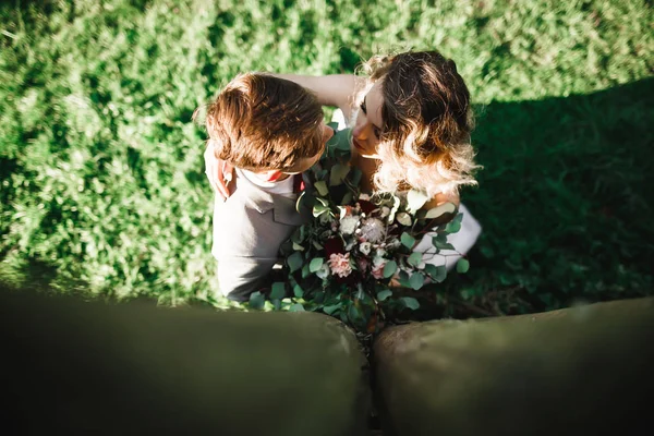 美丽的童话新婚夫妇拥抱在古老的中世纪城堡附近 — 图库照片