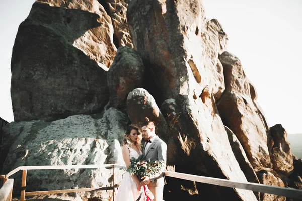 Giovane Coppia Appena Sposata Sposa Sposo Baciare Abbracciando Sulla Vista — Foto Stock