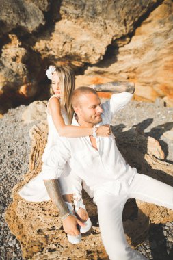 Gün batımında sahilde yürüyüş sadece evli evlilik çift.