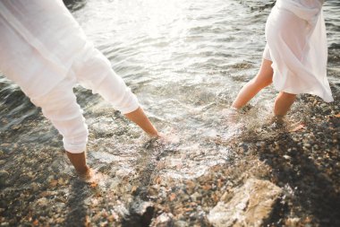 mutlu sadece evli genç düğün kutluyor çift ve güzel bir plaj gün batımında iyi eğlenceler