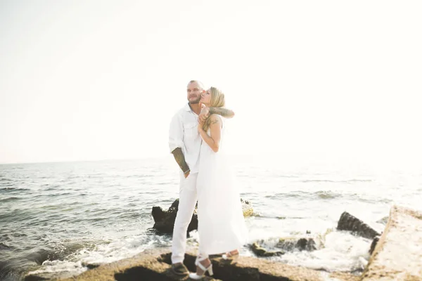 Szczęśliwa para obchodzi tylko ślub ślub młodych i zabawy w piękny plaża zachód słońca — Zdjęcie stockowe