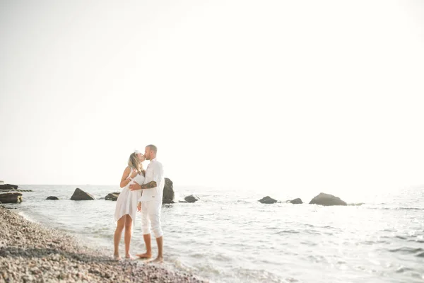 Casal de moda romântica feliz no amor se divertir no belo mar no dia de verão — Fotografia de Stock