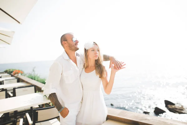 Fashion model couple with tattoo posing outside nea sea — Stock Photo, Image