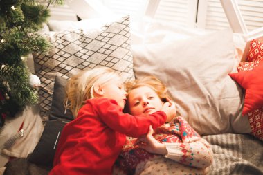 Çocuk hediye kutuları ile Noel ağacı altında. Bir şekilde dekore edilmiş salon