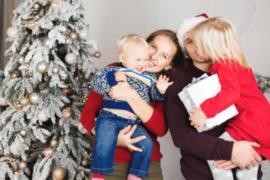 Noel ailesi hediye paketi, Noel ağacı iç tasarımı.