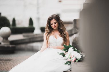 Gelinlik giymiş güzel moda gelin pozu