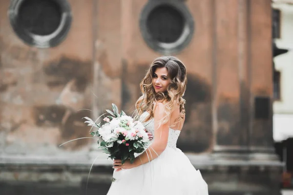 Hermosa novia de moda en vestido de novia posando —  Fotos de Stock