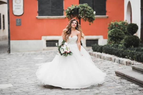 Krásná módní nevěsta ve svatebních šatech představovat — Stock fotografie