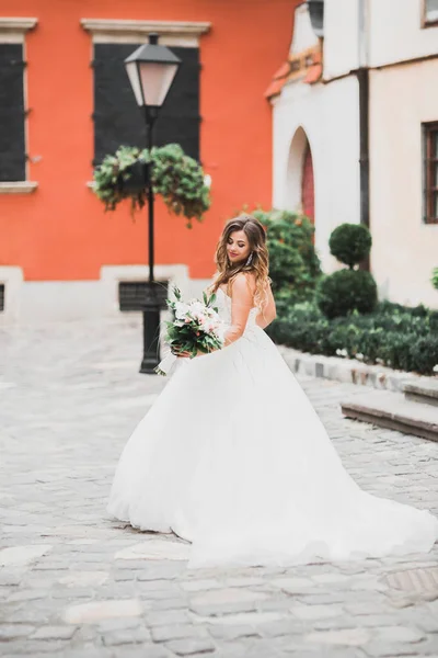Beautiful fashion bride in wedding dress posing — Stock Photo, Image