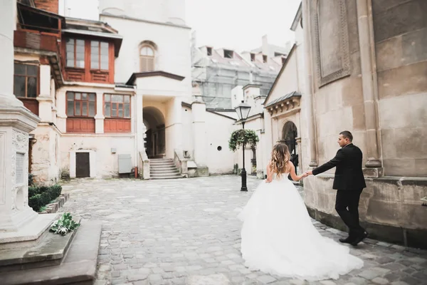 Прекрасна щаслива весільна пара, наречена з довгим білим платтям — стокове фото