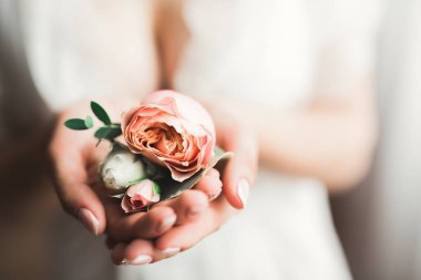 Farklı çiçeklerle güzel bir düğün buketi, güller.