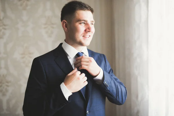 Hermoso hombre, novio posando y preparándose para la boda —  Fotos de Stock