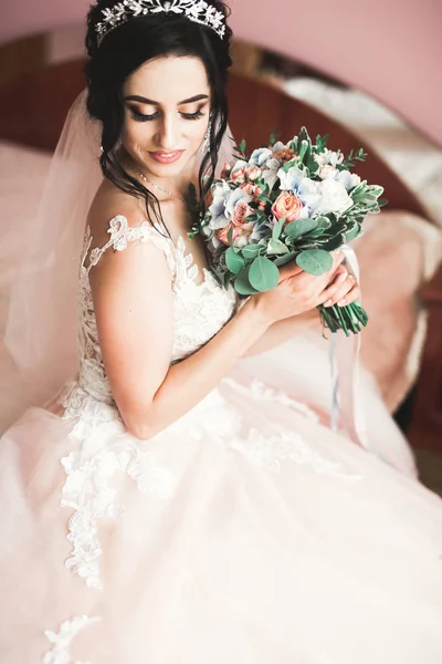 Hermosa novia con vestido de novia de moda con plumas con maquillaje de lujo deleite y peinado, estudio sesión de fotos interior —  Fotos de Stock