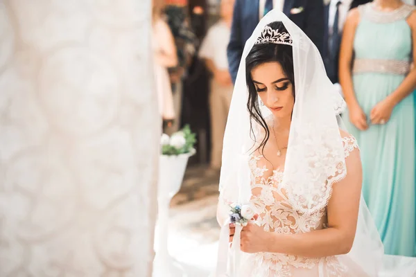 美しい花嫁は教会で結婚する — ストック写真
