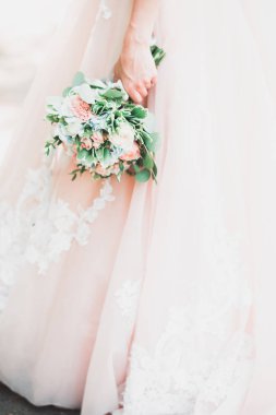 Zarif beyaz elbiseler içinde güzel bir gelin