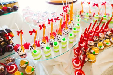 Enfes ve lezzetli bir tatlı masası ve resepsiyonda kapkek fotoğrafları.