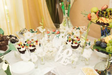 Bir büfe üzerinde pişmiş tatlı çeşitleri