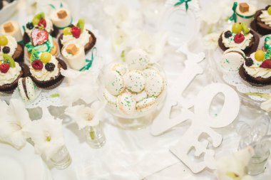 Enfes ve lezzetli bir tatlı masası ve resepsiyonda kapkek fotoğrafları.