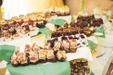 Düğün şekeri büfesinde lezzetli tatlılar, tatlılar, kekler.