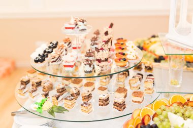 Enfes ve lezzetli bir tatlı masası ve resepsiyonda kapkek fotoğrafları.