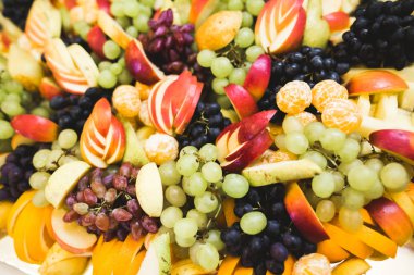 Düğün şekeri büfesinde lezzetli tatlılar, tatlılar, kekler.