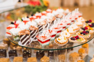 Bir büfe üzerinde pişmiş tatlı çeşitleri