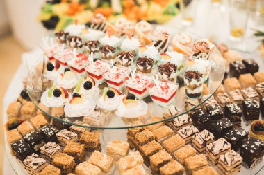 Bir büfe üzerinde pişmiş tatlı çeşitleri