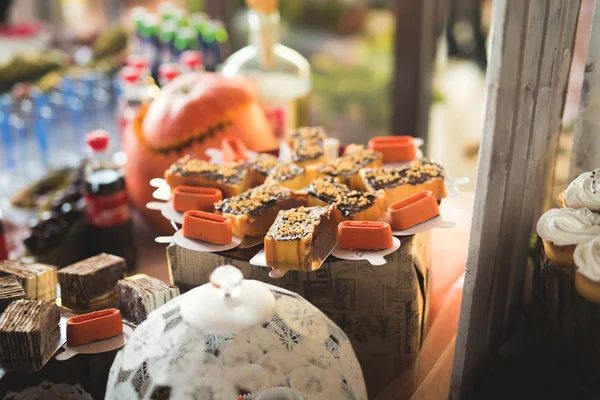 Enfes ve lezzetli bir tatlı masası ve resepsiyonda kapkek fotoğrafları.