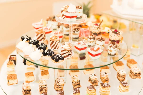 Deliciosos dulces en el buffet de dulces de boda con postres, cupcakes — Foto de Stock