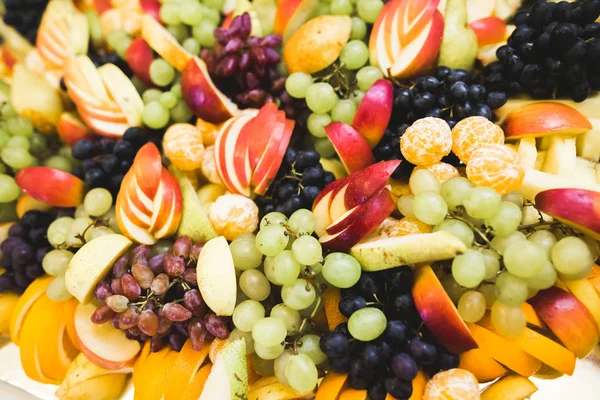 Düğün şekeri büfesinde lezzetli tatlılar, tatlılar, kekler.